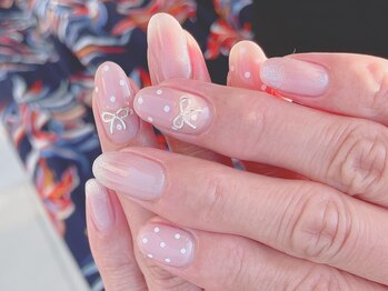 ドットとリボンが可愛いネイル