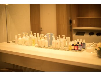 ナチュラルサイエンス直営エステ アクアサロン/自由に試せるスキンケア