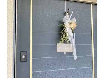 ポーベルポー(Peau Belle poe)/ドア飾りスワッグフラワーが目印