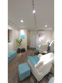 アイラッシュ ラボ ヒトミ(Eyelash Lab Hitomi)/店舗内　ブルー・白・グレー基調