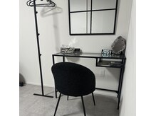 ノアール(noir.)の雰囲気(窓風の大きな鏡で仕上がりをチェックいただけます☆)