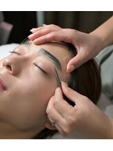 メンズ眉サロン エヌワイ 町田店(NY)/細かい毛はツィザーで処理