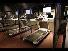 ロハス アート(LOHAS.art)の雰囲気（有酸素マシンのみのご利用も可能です。モニターで映画鑑賞可能）
