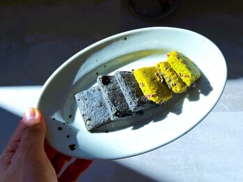 トリコテ ル ブラン(tricoter le blanc)/ほろほろ米粉サブレ黒胡麻と抹茶