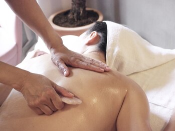 エステプリヴェモロッコ(ESTHE PRIVE MOROCCO)/コリやむくみケアにカッサ