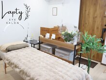 ラプティ(Lapty)の雰囲気（白と茶色を基調としたサロン店内*完全個室でリラックス空間）
