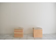 プールモワ(PourMoi)の雰囲気（こだわりの尾鷲檜を独自の製法で一つ一つ手作りのチェアです）