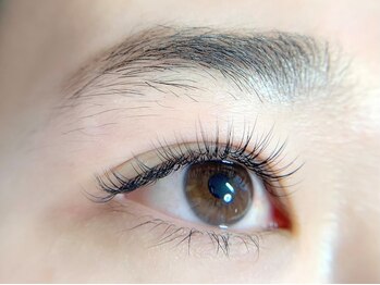 エム ラッシュ(M Lash)の写真/自然体なのに上品。マツエクとまつげパーマで、洗練された目元を。長さ・カラーMIXでよりナチュラルに◎