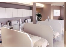 白を基調とした清潔感のある店内です