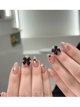 ネイルズ イロハ 新大久保店(NAILS 168)/黒リボンxキラキラ