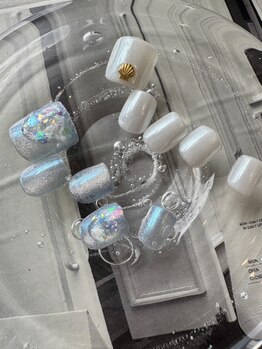 ハグ 浦和(hug)の写真/貝殻モチーフとオーロラの輝きが夏にぴったり♪【全員｜フットネイル*定額シンプルデザイン90min¥7700】