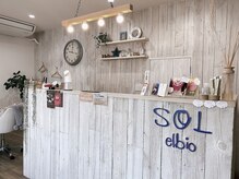 ソル エルビオ(SOL elbio)の雰囲気（木の温もりを感じられる店内で癒しの時間を。）