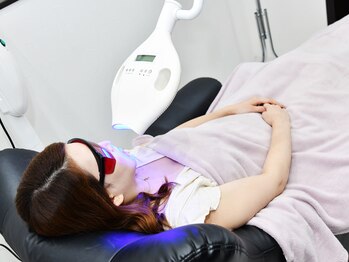 ホワイトニングバー 大宮店/LEDライト照射の様子