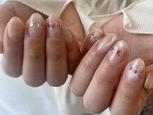 ワンスアポンアタイム(Once upon A time)の雰囲気(ナチュラルモードな一癖ネイル。やりすぎないのでオフィスの方も)