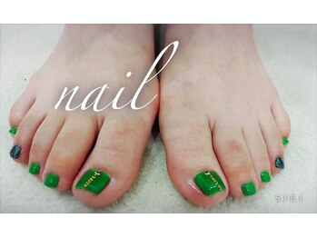 フットは派手めグリーンカラーで