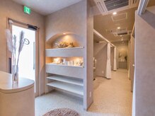イー アンド アイズビューティー 狐島店(e& eyes beauty)の雰囲気（清潔感あふれる店内で癒しの時間を♪）