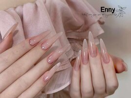 SNSで話題の上品ワンホンネイル