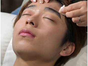 メンズ眉サロン エヌワイ 町田店(NY)/施術前はしっかり保湿をします