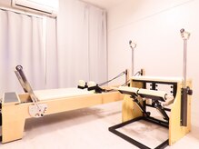 イントゥ(In Two)の雰囲気（キャフォーマー、リフォーマー、チェア、バレルのご用意あります）