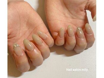 くすみ系ポイントビジューネイル