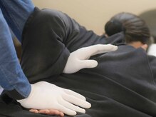 ハッピーゲートの雰囲気（☆以外とかたくなりやすい背中をしっかりとほぐしています）