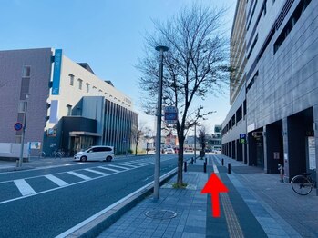 和音(WAON)/左手の「福岡銀行」を過ぎて