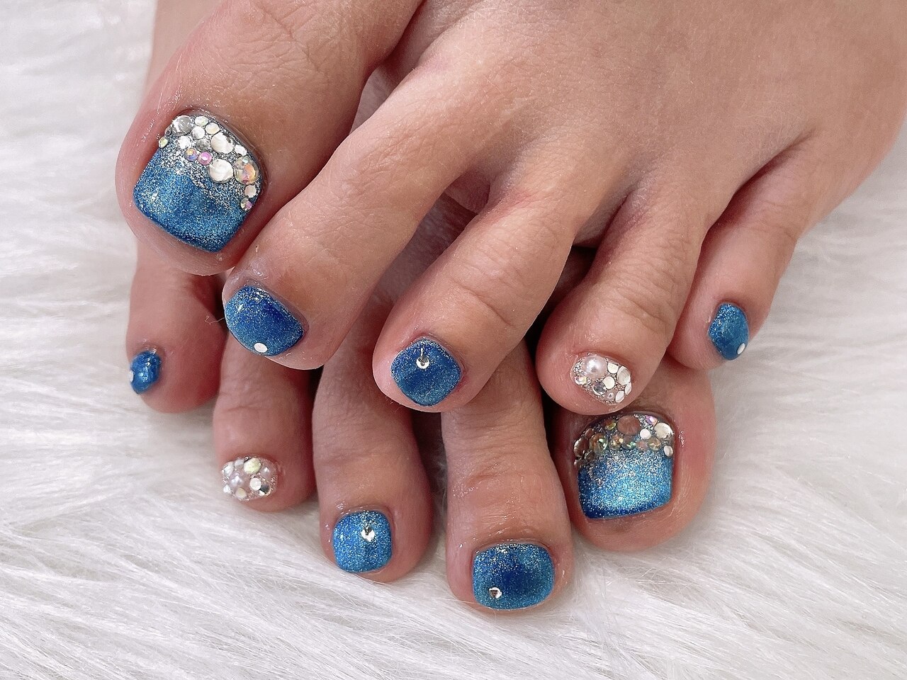 2025年-2026年冬トレンド】埋め尽くし フットのネイルデザイン集｜人気