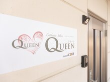 クイーン(QUEEN)/ロゴ看板が目印です