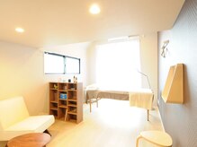 ポジ(POSI)の雰囲気（明るい店内です。お一人様貸し切りですっぴんパジャマでも◎）