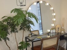 eyelash salon ON. 薬院/薬院大通【まつげパーマ・パリジェンヌ・眉毛・LEDマツエク】の雰囲気(メイクブースあり♪アイロン/ドライヤーもあります!)