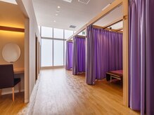 レイプラス イオン卸町店(RAY PLUS)の雰囲気（店内は天井が高く清潔感ある広々♪ゆっくり寛げる空間です★）