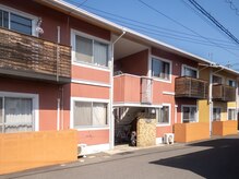マハナ(Mahana)の雰囲気（ピンクの建物です！周りはカラフルな建物が並んでいます(^^)）