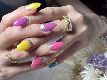 サロンドフォーエイチ(salon de 4H)/カラフルネイルは夏ならでは！