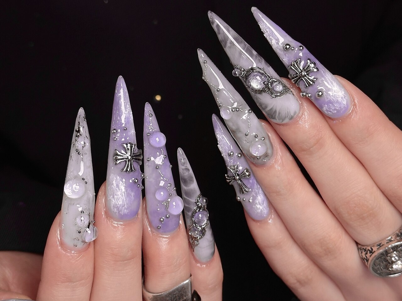 2025年秋トレンド】スタッズ スーパーロングのネイルデザイン集
