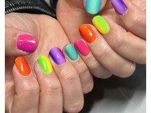 カイヤナイト(Nail Salon Kyanite)/カラフルネオン縦グラデーション
