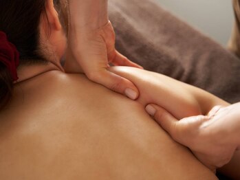 ザ スパ 表参道店(THE SPA)の写真/とにかく首肩まわりが辛い方に◎じっくりほぐす気持ちいいハンドテクでずっしりした首肩こりを解消します。