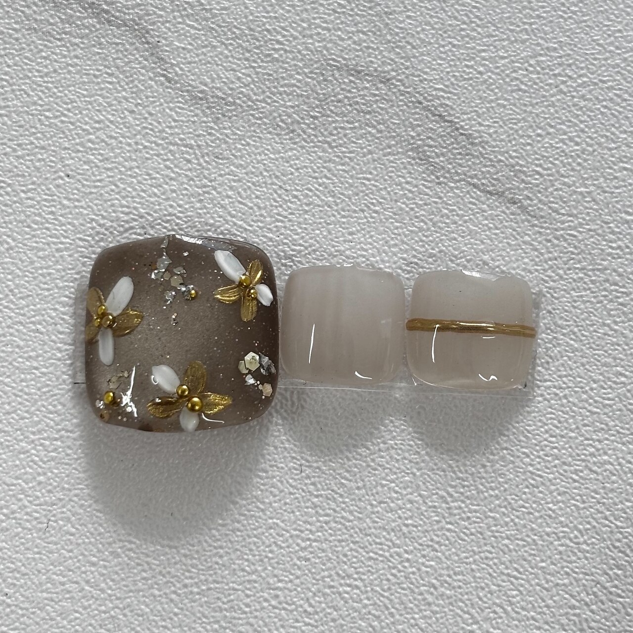 2025年-2026年冬トレンド】グレー フラワー フットのネイルデザイン集