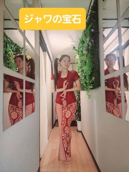 ジャワの宝石/赤いケバヤでお出迎え