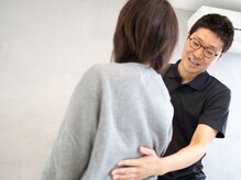 筋膜整体コンの雰囲気（痛みのある動作を確認して、施術前後の変化を確認します。）