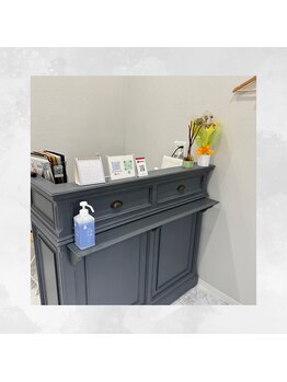 ホワイト 上乃木南店(WHITE)/アンティークな受付カウンター