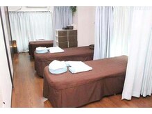 東明館 漢方Medicine経絡整体/施術ベッド2台です。