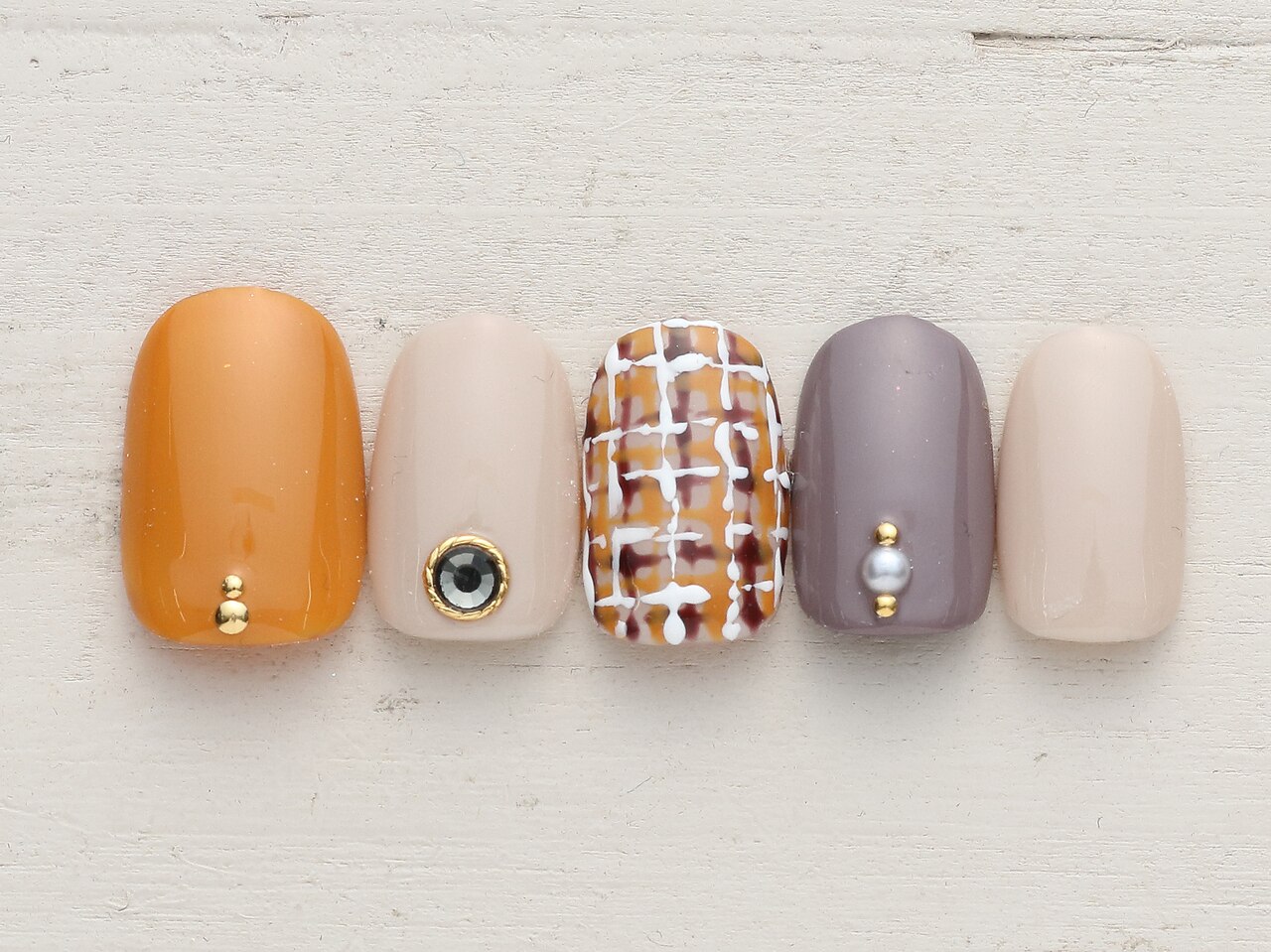 2025年-2026年冬トレンド】オレンジ オフィス ハンドのネイルデザイン