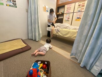 子育てママの整体サロン/施術中のお子様の様子