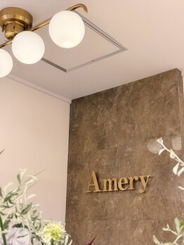 アメリー(Amery)/ライトと看板