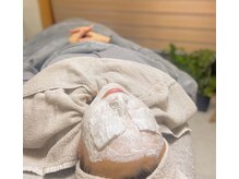 ハーブとフルーツ酸で頑固な角質を除去し、毛穴スッキリ！