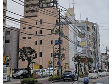 サロンドループ(salon de LOOP)/パーキングの先にビルが見えます