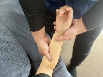 楽 池袋/腕のクリームを用いた施術