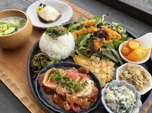 リーフプラス(leaf+)の雰囲気（殺菌剤殺虫剤不使用の野菜を使った身体に優しいランチが人気です）