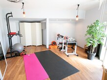 エヌプラスジム(N+GYM)の雰囲気（三田店　過ごしやすい空間にさまざまな器具をそろえています！）