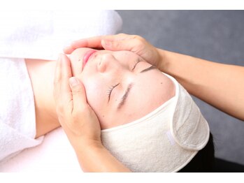 美肌工房 エステサロン上迫の写真/【毛穴引き締め×たるみ改善】光の力と角質ケアでくすみも毛穴も整える◎ハリのある艶肌で若々しい印象に♪